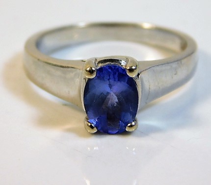 A 14ct white gold ring set with tanzanite 4.3g siz