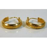 A pair of 18ct gold earrings with chased decor 3.9