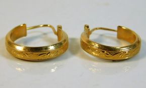 A pair of 18ct gold earrings with chased decor 3.9