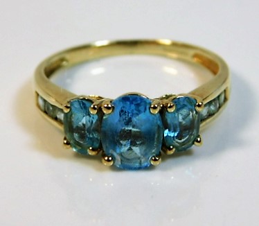 A 9ct gold ring set with blue stones 2.9g size S