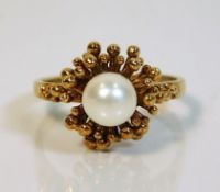 A 9ct gold ring set with cultured pearl 3.5g size