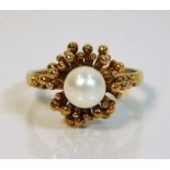 A 9ct gold ring set with cultured pearl 3.5g size