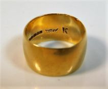 An 18ct gold band 5.8g size J