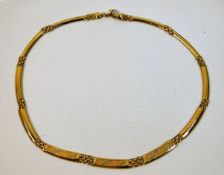 An 18ct three colour gold necklace 17in long 20.8g
