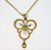 A 1920's 9ct 15in necklace & chain set with perido