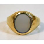An antique 9ct gold signet ring set with chalcedon