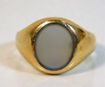 An antique 9ct gold signet ring set with chalcedon