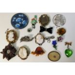 Eighteen various vintage costume jewellery brooche