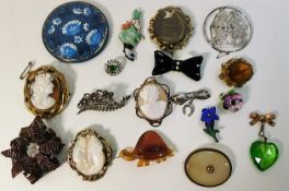 Eighteen various vintage costume jewellery brooche