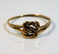 A Victorian 9ct gold knot ring 1g size O