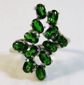 A 9ct white gold ring set with green garnet 4.1g s