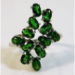 A 9ct white gold ring set with green garnet 4.1g s