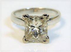 An 18ct white gold ring set with approx. 4.5ct pri