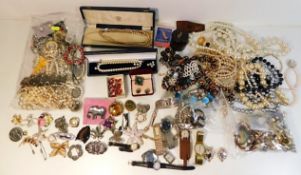A quantity of mixed costume jewellery items
