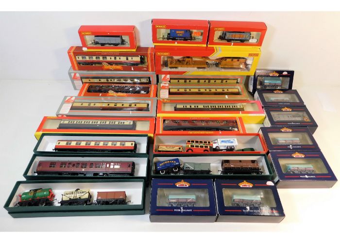 A quantity of mostly boxed OO gauge Bachman, Hornb