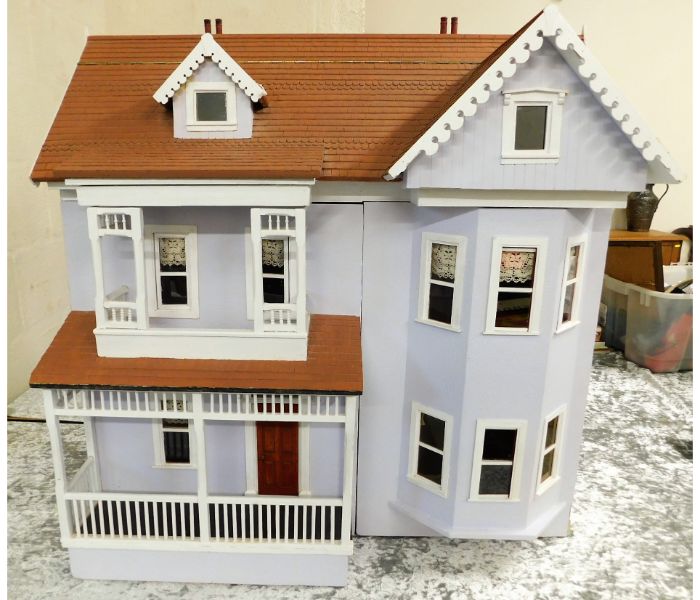 A large American style dolls house 35.5in high x 3