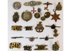 A quantity of mixed military badges & buttons. Pro