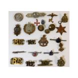 A quantity of mixed military badges & buttons. Pro