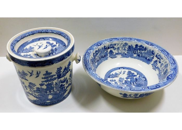 A Wedgwood willow pattern blue & white transfer wa