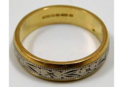 A 18ct gold two colour band size N 5.1g