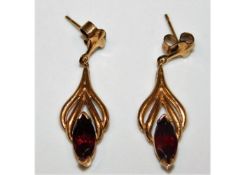 A pair of yellow metal garnet earrings 1.8g