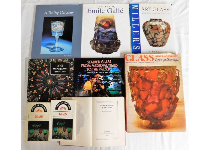 A quantity of 9 books relating to glassware includ