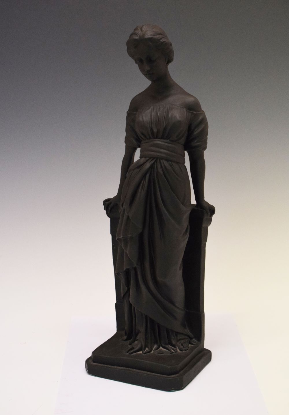 Resin figure of a classical female, 18cm high