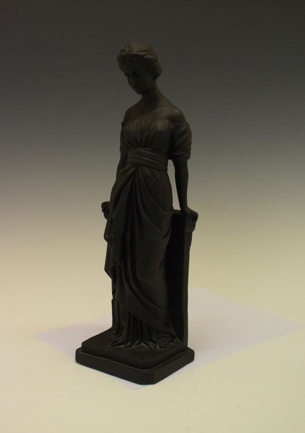 Resin figure of a classical female, 18cm high - Image 2 of 2