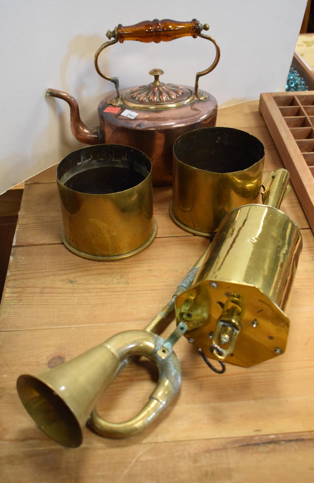 Small selection of metal ware to include, oval copper kettle, pair of brass shell case vases dated - Image 2 of 2