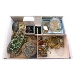 Assorted costume jewellery to include; string of jade beads, string of agate beads, yellow metal