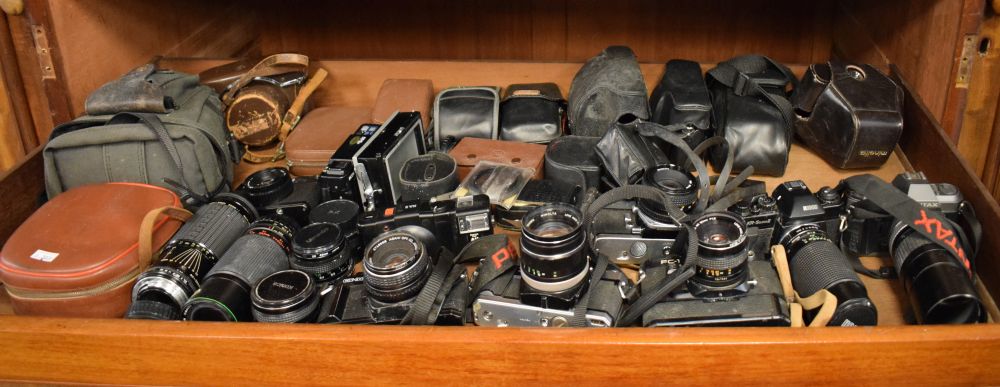 Large collection of 35mm cameras including Minolta SRT101 and X370 Pentax P30T and SF XN and ESPIO