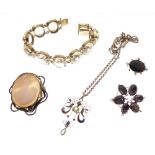 Assorted jewellery to include; Edwardian yellow metal pendant of scroll design set central peridot-