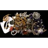 Quantity of assorted costume jewellery