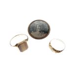 Gentleman's yellow metal signet ring set tigers eye panel, marks indistinct, together with an 18ct