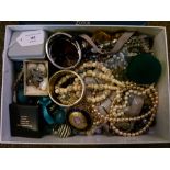 Quantity of assorted costume jewellery