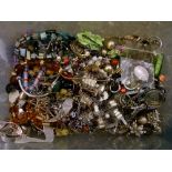Quantity of assorted costume jewellery