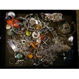 Quantity of assorted costume jewellery