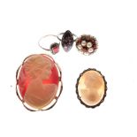 Small selection of jewellery comprising yellow metal, pearl and red garnet-coloured stone dress ring