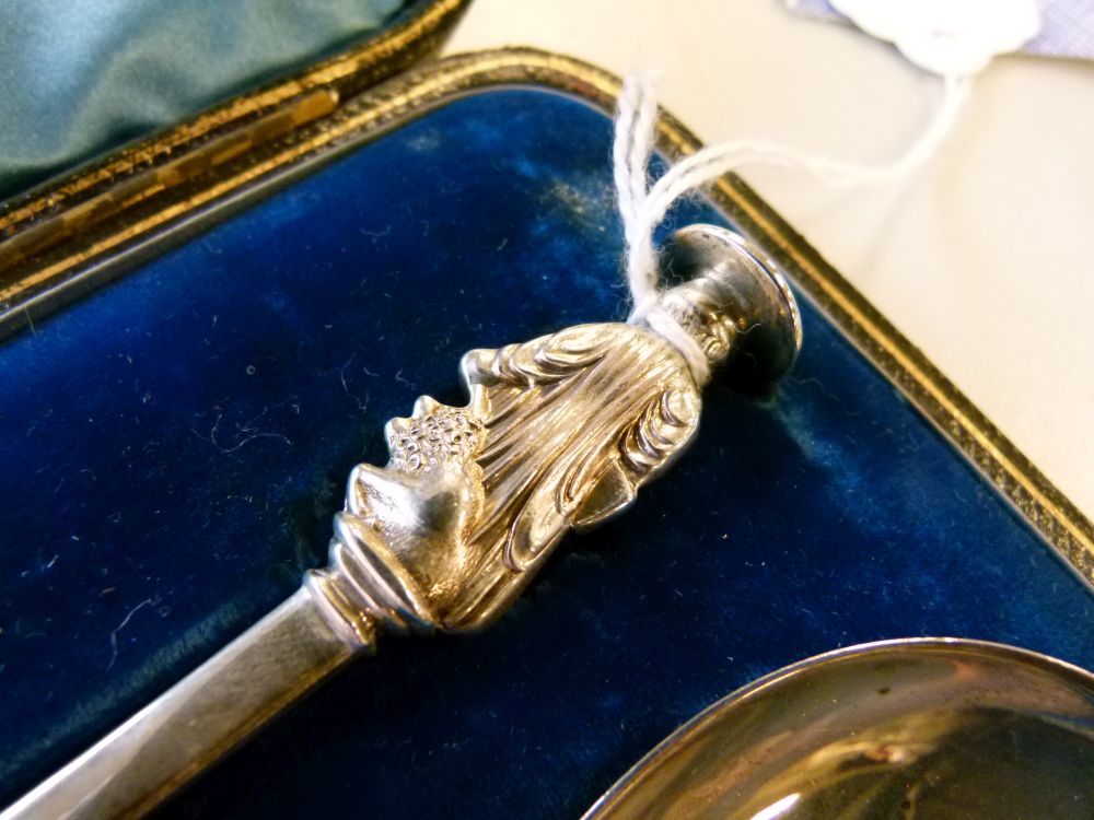 Cased pair of late Victorian seal-top 'Apostle' spoons, each with fig-shaped bowl and cast - Bild 7 aus 8