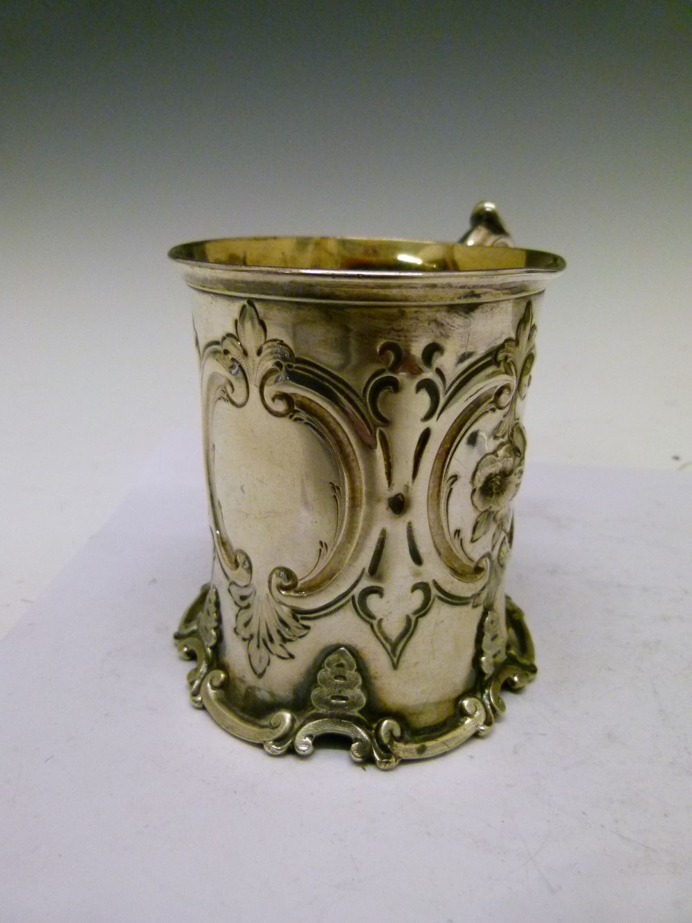 Victorian silver Christening mug, of slightly waisted cylindrical form with repousse scroll and - Bild 3 aus 7
