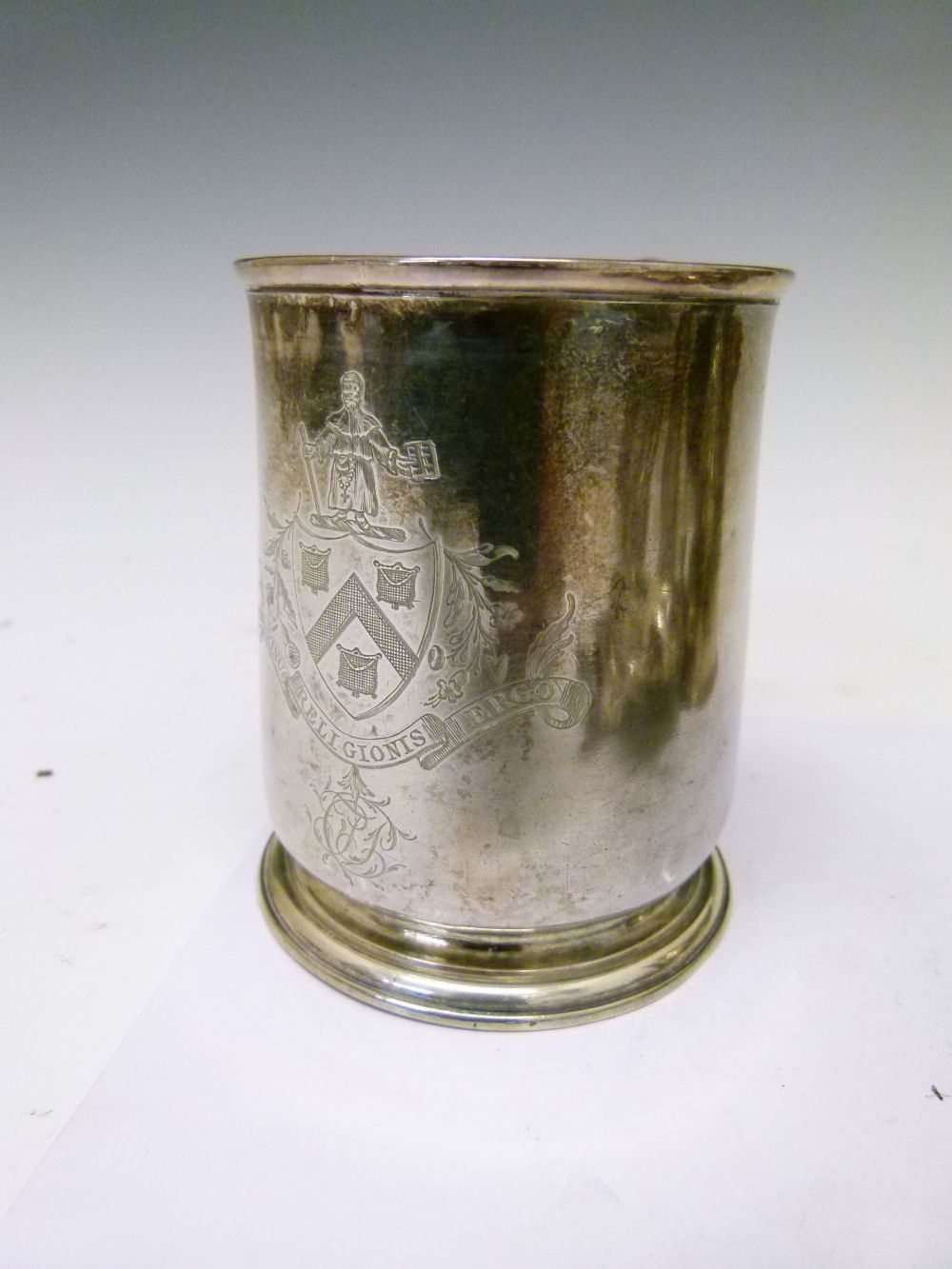 George I silver half-pint mug, engraved with armorial crest and banner Peregrinus Religionis - Image 2 of 7