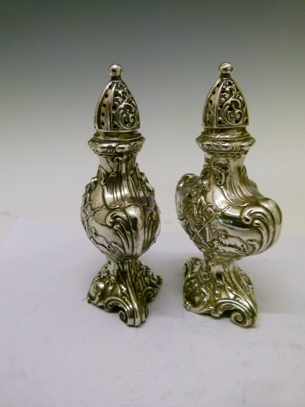 Pair of Continental white metal pepperettes, each of rococo urn form having repousse decoration of a - Bild 3 aus 8