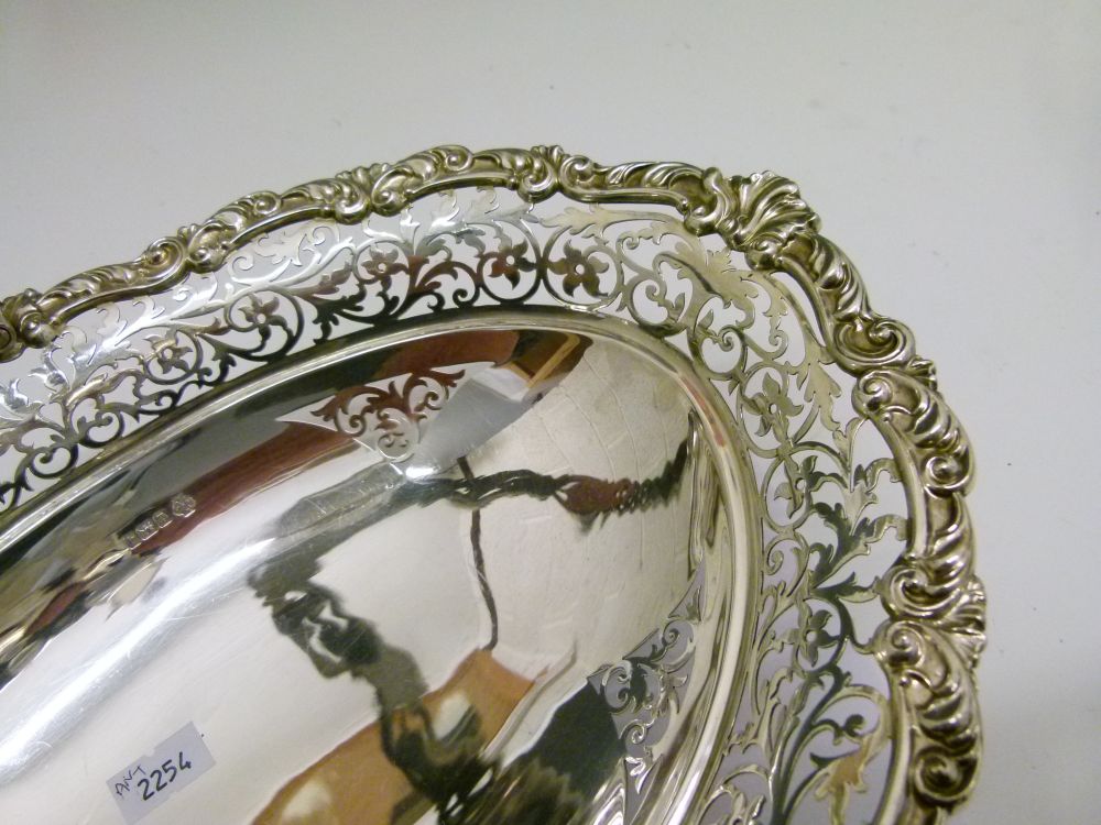 Edward VII silver oval cake basket, with pierced swing handle over wavy oval body having scroll- - Bild 6 aus 8