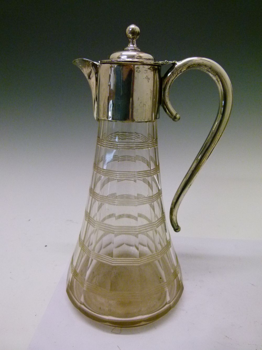 Late Victorian silver-mounted glass claret jug, with hinged domed silver cover, neck and handle over - Bild 4 aus 9