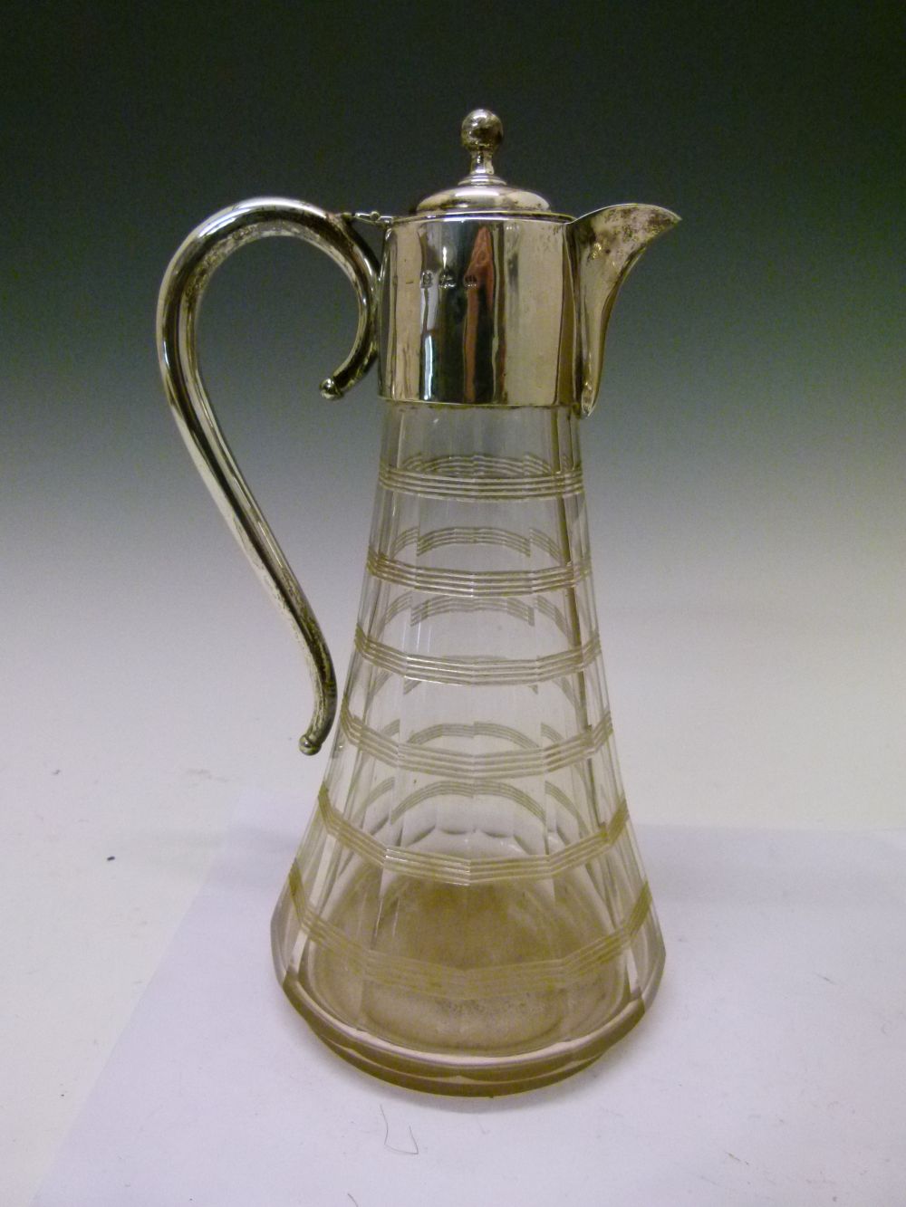 Late Victorian silver-mounted glass claret jug, with hinged domed silver cover, neck and handle over - Bild 2 aus 9