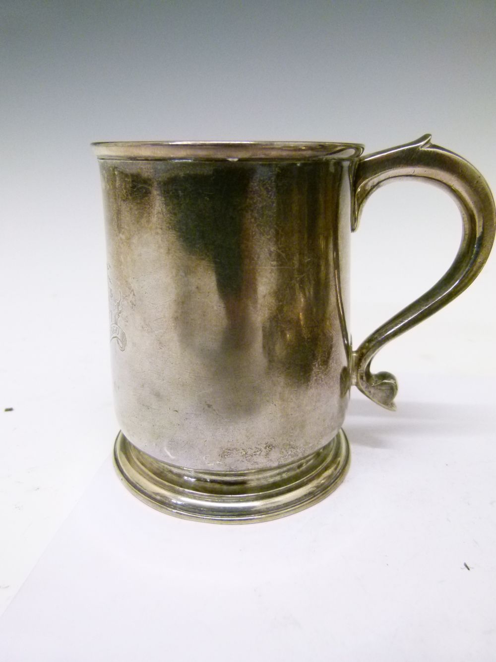 George I silver half-pint mug, engraved with armorial crest and banner Peregrinus Religionis - Image 3 of 7