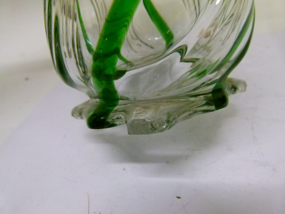 Late Victorian silver-mounted clear and green glass decanter bottle, with spirally-moulded tear drop - Bild 10 aus 10