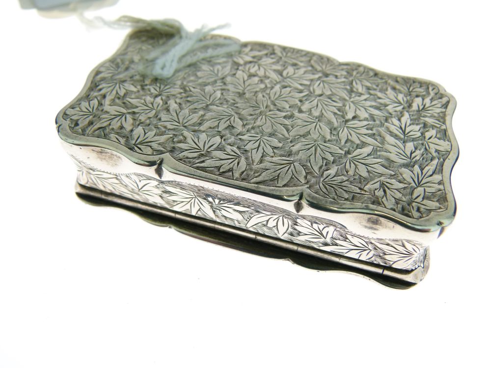 Late Victorian silver snuff box, of wavy outline with hinged cover centred by a cartouche, within - Bild 3 aus 6