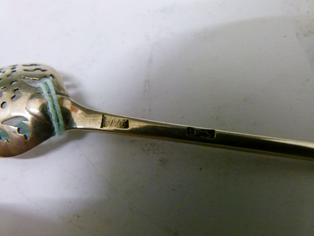 Mid 18th Century silver mote spoon, sterling and sponsors marks only, for John Lampfert, 13.8cm - Bild 5 aus 8