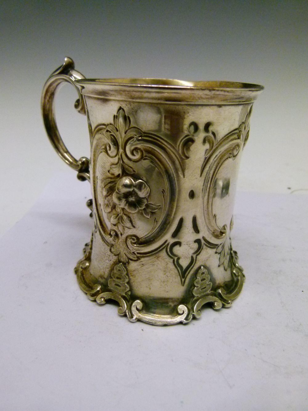 Victorian silver Christening mug, of slightly waisted cylindrical form with repousse scroll and - Bild 4 aus 7